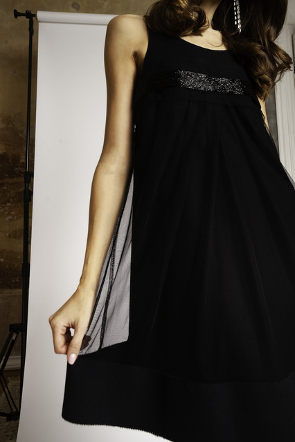 Коктейльное платье Vera Wang Lavender а-силуэт черное с вышивкой напрокат